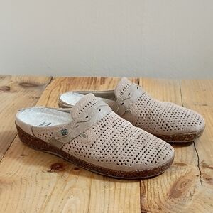 Earth Origins Aurora Jessica Beige Slip On Clogs Size 9.5M